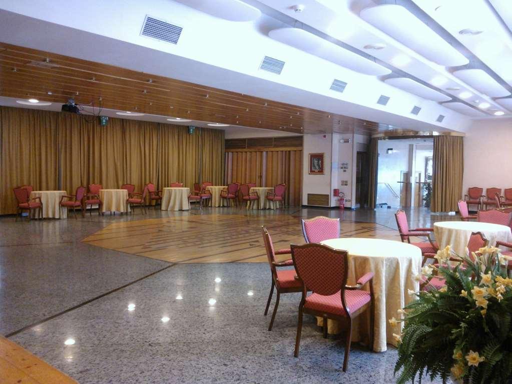 קיאנצ'נו טרמה Grand Hotel Ambasciatori Wellness & Spa מסעדה תמונה